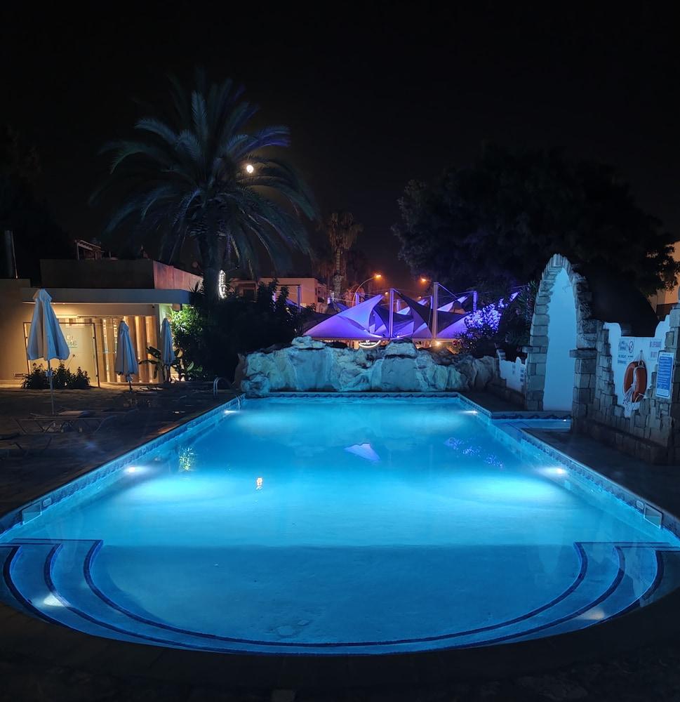 Dionysos Central Paphos Bagian luar foto